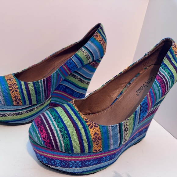 Beautiful, fun, and colorful shoe. Great with jeans. Size 10, 5 in wedge. - Picture 2 of 8